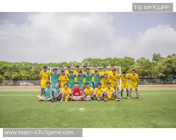 足球明星与教练的传奇故事：从绿茵场到荣耀巅峰的奋斗历程